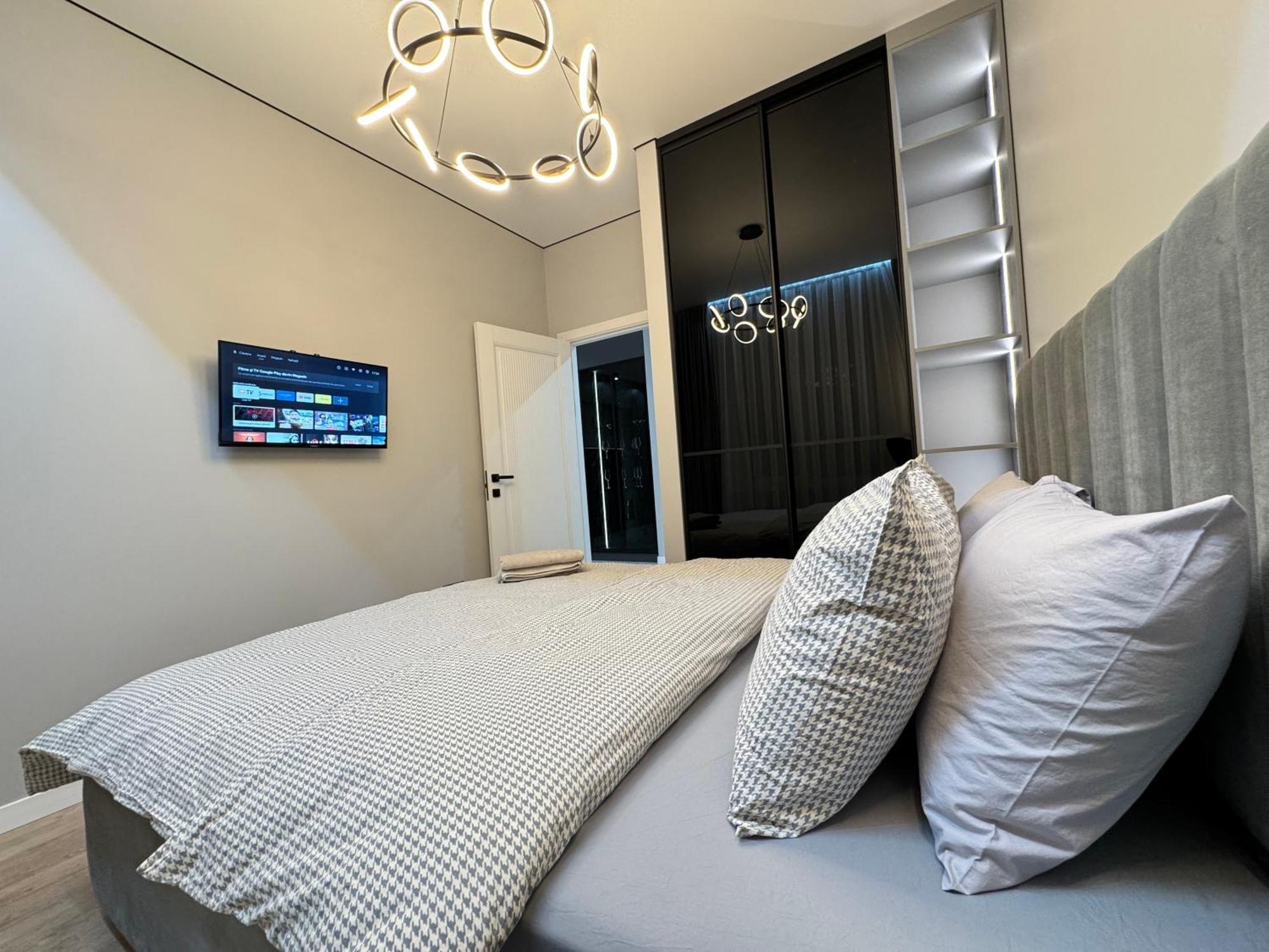Two Bedroom Apartment In The Center, With Parking, Address Avram Iancu 32 تشيسيناو المظهر الخارجي الصورة